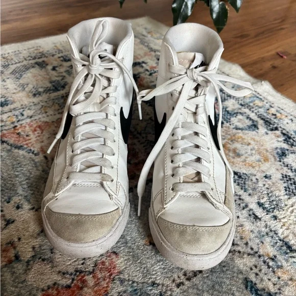 Nike Women’s Blazer ‘77 Mid Vintage Style Shoes - Picture 2 of 6